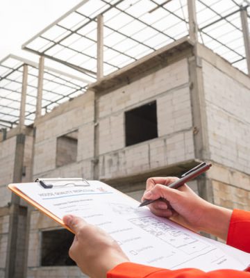 el-arquitecto-o-el-ingeniero-del-proyecto-esta-comprobando-la-lista-de-verificacion-de-calidad-de-la-construccion-de-la-casa-para-inspeccionar-el